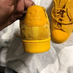 mustard tennis shoes